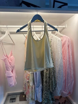 Ljusgul halterneck - Ljusgul halterneck topp från Nelly använd en gång och är i ett bra skick💗