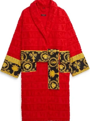 Röd morgonrock från Versace - Lyxig röd morgonrock från Versace med klassiskt mönster i svart och guld på ärmslut och midjebälte. Morgonrocken har bred krage och är tillverkad i mjukt material med Versace-logga ton-i-ton över hela tyget. Perfekt för chilliga hemmadagar. Ny kostar den ungefär 5000kr och denna är aldrig använd kommer med box. Pris kan förhandlas