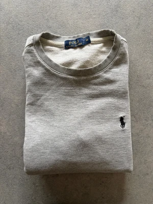 Tröja från Polo Ralph Lauren - Klassisk grå sweatshirt från Polo Ralph Lauren. Storlek M och den passar perfekt.  8/10 skick, använd fåtal gånger. Inga defekter! Pris kan diskuteras! 