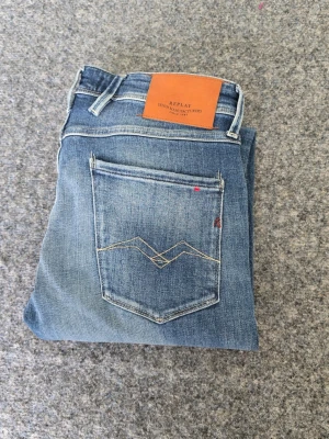 Replay jeans - Snygga Replay jeans med coola slitningar. Storlek W32/L34. Säljer de då de är för tight för mig. Skriv om du undrar något 😄