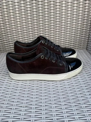 Lanvin Cap Toe - Vinröda Lanvin Cap Toe || Storlek UK 7 (EU 41) || Skorna är i mycket bra skick (se bilder)  || Tveka inte på att höra av dig vid frågor eller funderingar 