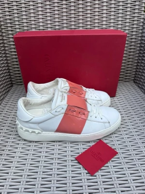 Valentino Open - Valentino Open || Storlek 37 || Skorna är i bra skick (se bilder) || Box och Valentino Kort medföljer || Tveka inte på att höra av dig vid frågor eller funderingar 