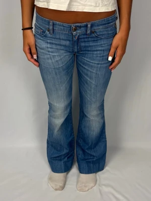 Lågmidjade Jeans - Superfina ljusblå lågmidjade bootcut jeans | Storlek 30/34 | Jättefint skick! | Jag är 168cm lång och väger 60kg | Mått: Ytterbenslängd: 99cm. Midjebredd: 41,5cm. Lårbredd: 25cm. Fotöppning: 27cm. Kontakta mig vid fler frågor eller funderingar!💗