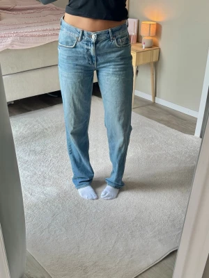 Ginatricot straight leg jeans - Säljer dessa jeans med raka ben och midwaist. Fint skicka och normal passform.