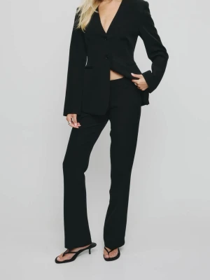 Svarta kostymbyxor med slits - Säljer ett par svarta kostymbyxor från bikbok i storlek 34 petite med snygg slits nertill. Innerbenslängden är ca 71 cm. Använda fåtal gånger och är i bra skick och har inga defekter.