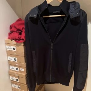 Prada Jacka/Cardigan - Intressekoll på denna riktigt fina prada cardigan i 100% Ull. Nypris ligger på 14000. Extremt bra skick, inga tecken på användning. Storlek 46 vilket motsvarar S. Lägg gärna bud också, priset är ej hugget i sten. Hör av er vid frågor eller funderingar ✌️