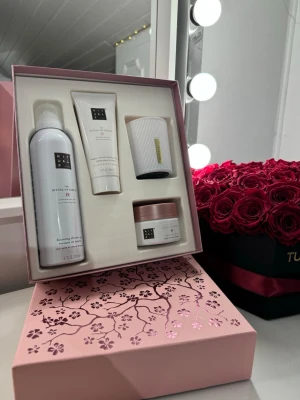 Rituals Gift set, sakura  - Helt nytt, ligger i förpackning, storlek M/L,  den kostar ny ungefär 450:- jag sälher för säljer även fler smycken så kolla gärna in dem 🌸