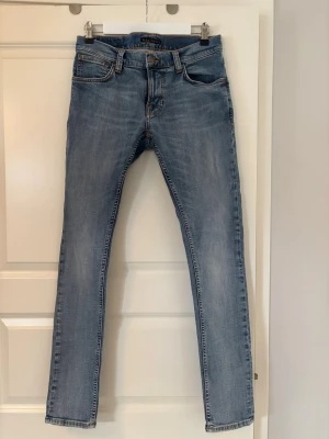 Nudie jeans - Säljer dom här jeansen från Nudie i storlek 30/32. Dom är i fint skick. Dom är slim i passformen. Skriv om ni har några frågor!