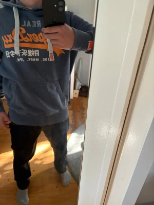 Blå Superdry hoodie  - Snygg godiset från superdyrt i storlek L perfekt nu till sen sommar och höst hör av er vid funderingar och priset är inte hugget i sten