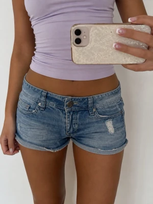 Lågmidjade jeansshorts - 👕 Plagg: Jeansshorts                                                          📏 Storlek: midjemått 40 cm                                                                                                           ✨ Skick: Fint skick                                                        💬 Vid frågor är det bara att skriva!                                                                                          🛍️ Gramenti