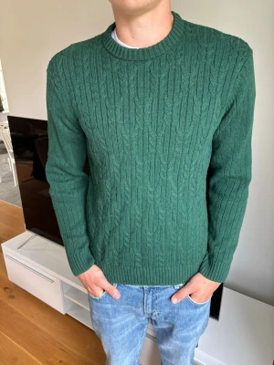Grön stickad tröja från Kappahl - Hej 👋 inga defekter skick 9/10 personen är 191 cm lång frakt inom 24 ‼️Annars pengar tillbaka!