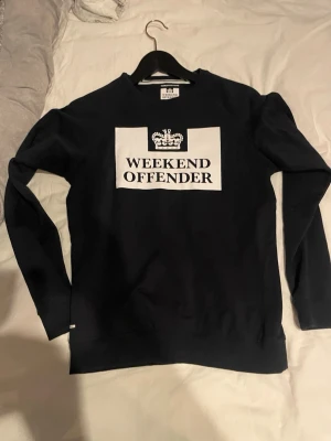  Weekend Offender sweatshirt - Jag säljer en mörkblå sweatshirt från Weekend Offender! Skulle säga att tröjan är i storlek 152-158