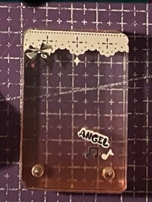 Mini pc holder med dekoration.  - Mini pc holder med dekoration stickers. (Den är väldigt mini så ett vanligt kort går inte in utan bara jätte jätte små) 