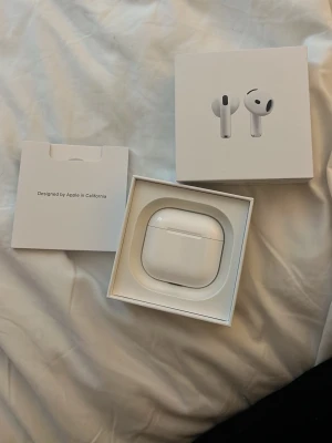 Apple AirPods 4  - Helt nya Apple AirPods 4 (2024) som endast är provade en gång. 