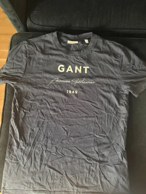 T-shirt Gant - Hör av er vid funderingar✌️
