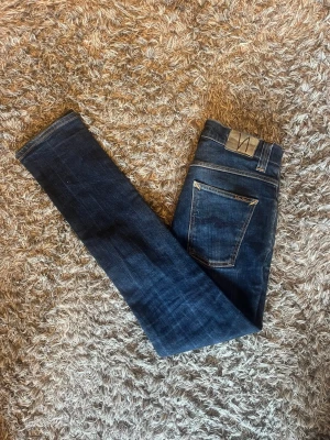 Nudie jeans - Sjukt snygga jeans från Nudie! | Byxorna är i rådenim vilket gör att de har unika samt riktigt feta slitningar och fades  | Modell: Grim Tim | Skick: 9/10 | Storlek: 32/34 | Hör gärna av dig vid frågor!!