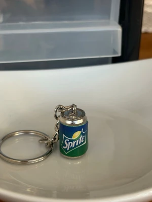 Nyckelring Sprite burk💕 - Nyckelring som jag satt ihop själv 💕