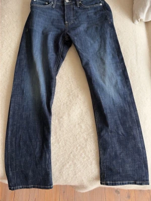 Mörkblåa Jack & Jones byxor strl 30/32 - Mörkblå regular fit jeans från Jack & Jones storlek 30/32. Pris kan diskuteras vid snabb affär. (helt nya aldrig använda)