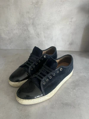 Mörkblå sneakers från Lanvin - Lanvin skor i bra skick, kan tänka mig gå ner i pris vid en smidig affär!