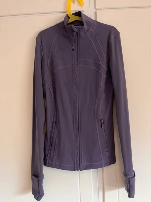 Lululemon define jacket 2 ny - Köpt för ca en månad sedan på NK i Göteborg, (bevis finns) säljer den då den ej kommer till användning☺️ storlek 2