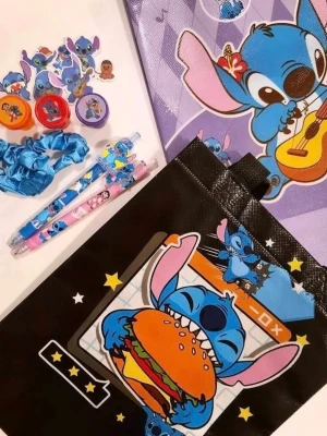 Stitch presentkit med pennor och accessoarer - Säljer ett presentkit med Stitch-tema som innehåller pennor, klistermärken, hårsnodd, stämplar och två väskor. Allt har färgglada motiv av Stitch och vänner från Lilo & Stitch. Perfekt för dig som älskar söta och roliga prylar med Disney-tema.