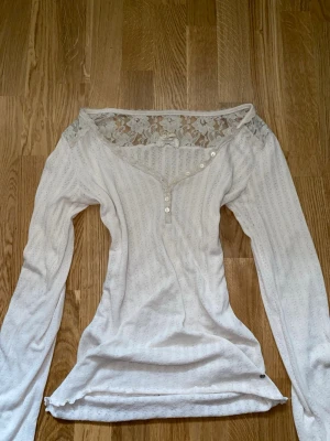 Henley tröja - Fin henley top ifrån Ralph Lauren med snygga detaljer på baksidan. Har även knäppbara knappar längst bröstet. Är vit beige i färgen