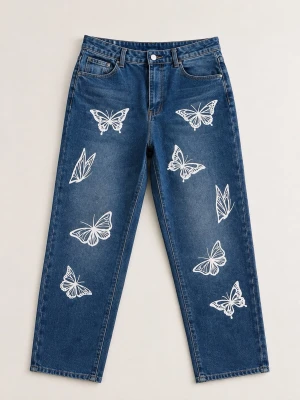 Blå jeans med fjärilstryck - Snygga blå jeans med raka ben och vita fjärilstryck framtill. Jeansen har klassisk femficksdesign, bälteshällor och knappgylf. Tillverkade i denim med en cool vintagekänsla och unika detaljer som sticker ut.