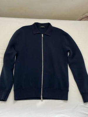 Mörkblå ziptröja Massimo Dutti - Jätte stilig mörkblå ziptröja från Massimo Dutti som är använd några gånger men varit väldigt bra behandlad. Säljs pga att den är för liten på mig men annars en helt perfekt tröja inför skolstart🤩