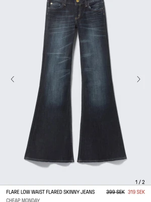 Flare low waist jeans från Cheap Monday - Mörkblå jeans med låg midja och utsvängda ben från Cheap Monday.Knappt andvända då jag köpte fel storlek.Dom är inte synligt andvänd.Pris går att diskutera.
