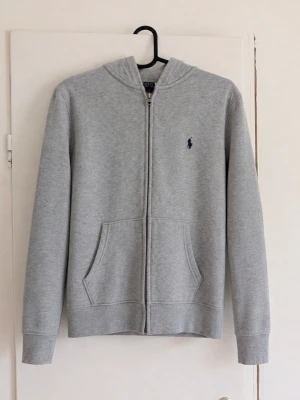Ralph Lauren zip hoodie - Hej! Jag säljer en riktigt snygg Ralph Lauren zip hoodie😁 Den är i mycket bra skick och har inga fläckar eller skador☺️ Den är självklart äkta✅ Skicka om du har några frågor😄