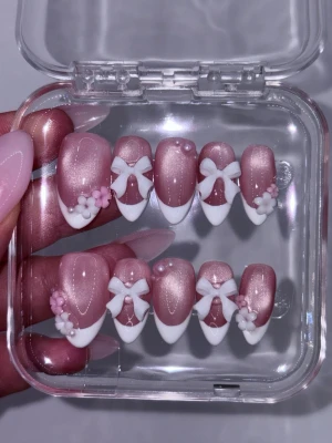 gel-x cateye press-on naglar - gjorda av mig! vid köp så får du ett ”care kit” som innehåller nagel lim, sticky tabs, nagel fil och buffer! har du några frågor så är de bara att kontakta mig!
