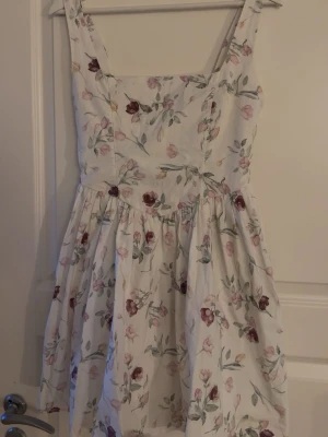 Vit blommig kortklänning - Jättesöt känning! Säljer då jag råkade beställa två och glömde returnera den❣️Helt ny!
