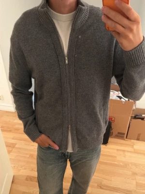 Zip-up - Säljer en stilren grå ziptröja från Massimo dutti som är size large men funkar perfekt för dig som bär medium också.
