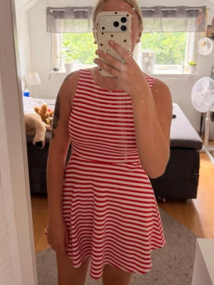 Klänning - Säljer en söt kort klänning från H&M som är i väldigt bra skick och knappt använd. 
