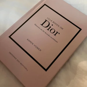 Dior bok💕 - supersöt dior bok! bra skick men det är dock ett märke direkt när du slår upp boken..men annars superfin!🩷