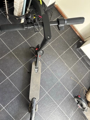 Svart elscooter E-Wheels E2S V2 - Säljer en svart elscooter av modellen E-Wheels E2S V2 LR alltså longrange. Laddare ingår. Lampan är lite nedvriden för att limmet har lossnat men enkelt att limma på igen 
