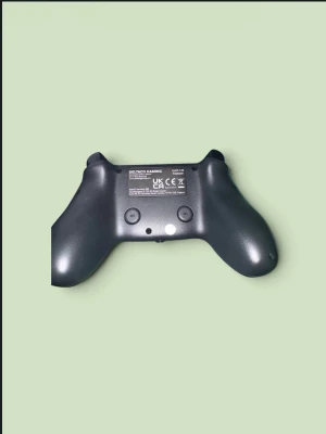 Svart handkontroll Deltaco Gaming - Snygg svart handkontroll från Deltaco Gaming med ergonomisk form, två analoga spakar, styrkors och klassiska knappar. Tillverkad i matt plast med diskreta mönster på framsidan för extra grepp. Perfekt för gaming på konsol eller PC. Pris kan diskuteras.