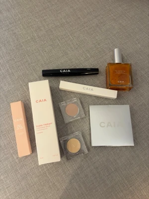 Caia produkter - Säljer dessa Caia produkter som inte kommit till användning. Säljs som paket eller styck. Cleansing balm, the glow oil, twist me up mascara, all eyes on me, perfect pout, powder puff och två ögonskuggor. Alla är oanvända men alla är inte kvar i förpackningen💕💕 skriv om du vill veta mer 