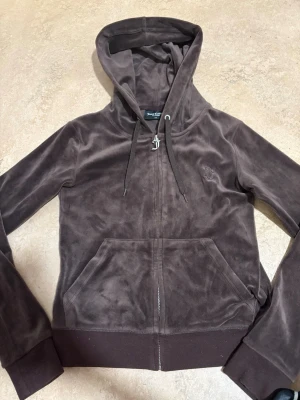 Brun hoodie från Juicy Couture - Mjuk och skön brun tröja från Juicy couture. Använd ungefär 6 gånger. Prefekt för dig som gillar tajta kläder. 