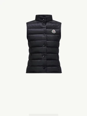 Svart dunväst från Moncler - Stilren svart dunväst från Moncler med hög krage och knäppning framtill. Äkta med skann!Västen har ett quiltat mönster och Monclers ikoniska logotyp på bröstet. Perfekt för lager på lager och ger en clean look till din outfit. Barn storlek 12, motsvarar en xxs-xs
