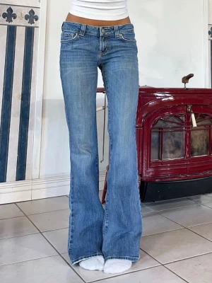 American eagle jeans - Midjemått 83cm (40cm rakt över)💕innerbenslängd 85cm💕stretchiga💕 jag är 165💕 OBS lite nyanskiftningar på låren