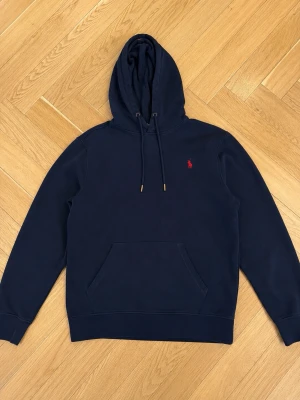 U.S. Polo Assn. marinblå hoodie, storlek M, - Us polo assn marinblå hoodie size medium väldigt bra kvalité och skick