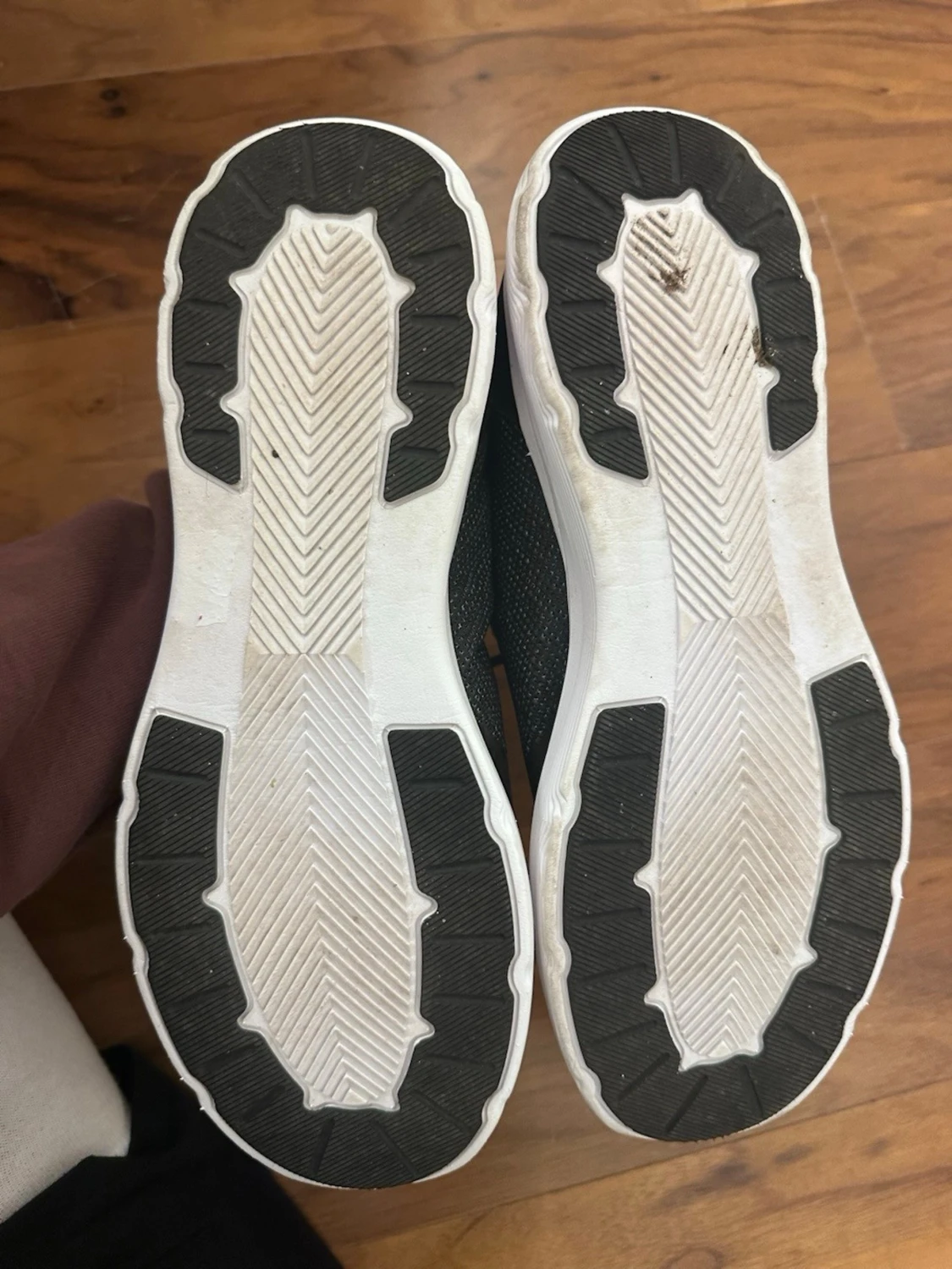 Svarta och grå sneakers med vit sula - 4