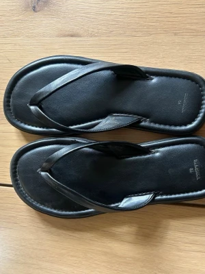 Flip flop - Flip flop från bershka i stl 39. Köpte på vinted aldrig använda av mig pga för stora. I bra skicj