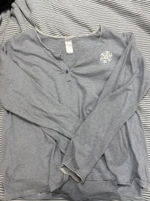 Randig pyjamastopp från Seven Lemon - Passar oversized för mig som har storlek S