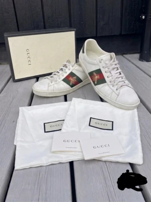Gucci Ace bee - Säljer nu mina extremt snygga Gucci ace! De är köpta från original butik i Stockholm för några år sen, därav har kvittot försvunnit under åren! Allt annat OG finns kvar😁 De är i storlek UK 9, vilket motsvarar 43, hör av dig om du vill ha mått på innersula! De är i väldigt fint skick fortfarande för jag har tagit hand om de o använt de sparsamt under tiden! Men nu är de dags att ge de en ny ägare! De är självklart äkta o äktighetsbevis följer med vid köp! Mitt pris är 2199 kr, men kan diskuteras!