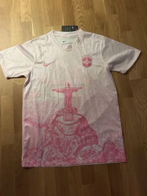 Rosa Brasilien tröja  - Säljer en Fotbolls tröja för att den inte passar mig.