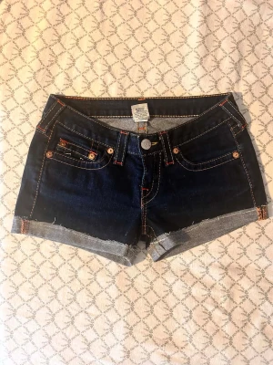 Low Waist True Religion jeans shorts - Jättefina low waist True Religion shorts i jättebra skick.💕Passar storlek m. 99% bomull