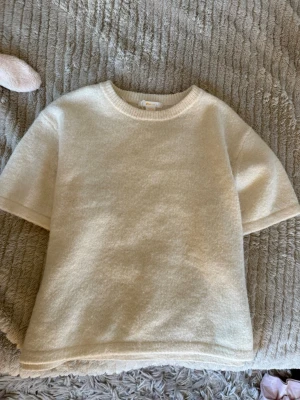 stickad kortärmad topp - mysig beige/vit stickad topp med korta ärmar, enkel att matcha och har inga defekter!
