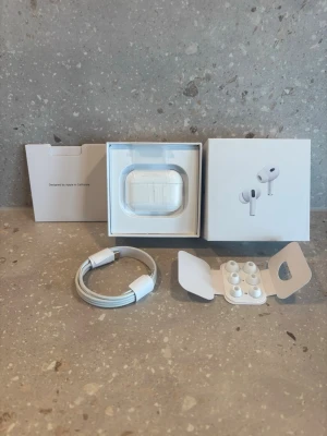 Airpods pro 2 - Hej! Säljer ett par helt nya AirPods pro 2 för ett väldigt bra pris! Bara 599 kr! Allt som är med i bilderna ingår! Kontakta mig gärna vid frågor! 